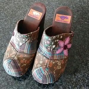 Rocket dog wedge clogs